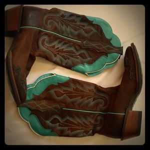 Beautiful Ariat cowboy boots!